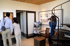 「日和山五合目」の最中アイスはおあずけ、ヒナの歓迎はOK or NG ?