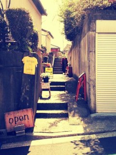 連休は路地奥でガレージセールやってます！