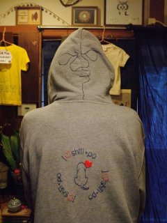 フードの後ろに顔があってもいいじゃないか！（笑） 