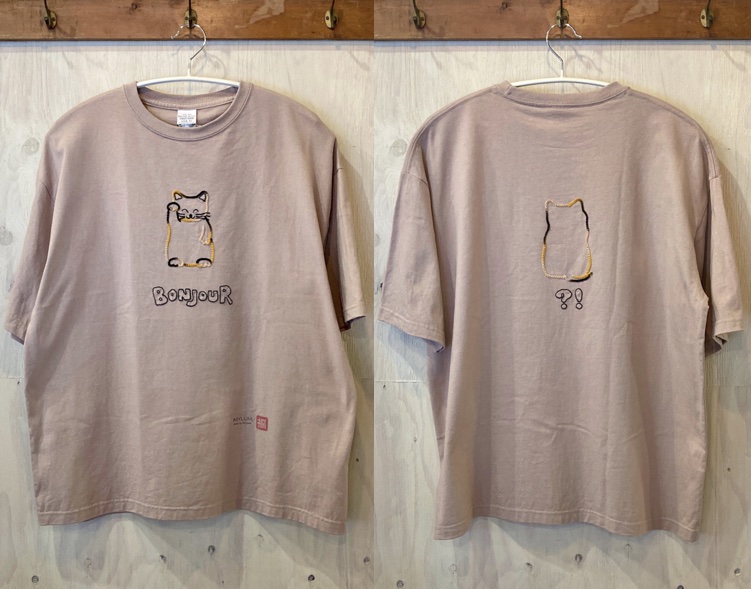 ビッグシルエットの三毛オスの招き猫Tee +「BONJOUR」「?!」